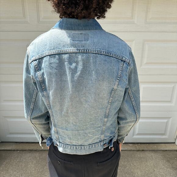 Vintage Mid-80s Men's Levi's Medium Wash Denim Trucker Jacket Size 42 - Picture 4 of 7